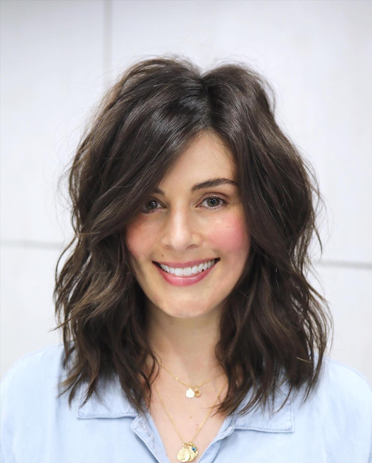  Trendy shoulder-length haircuts for women 2023