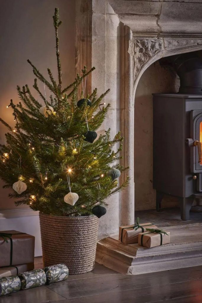 30 Classic Christmas tree ideas 2023 trends you'll love - Fashionsum