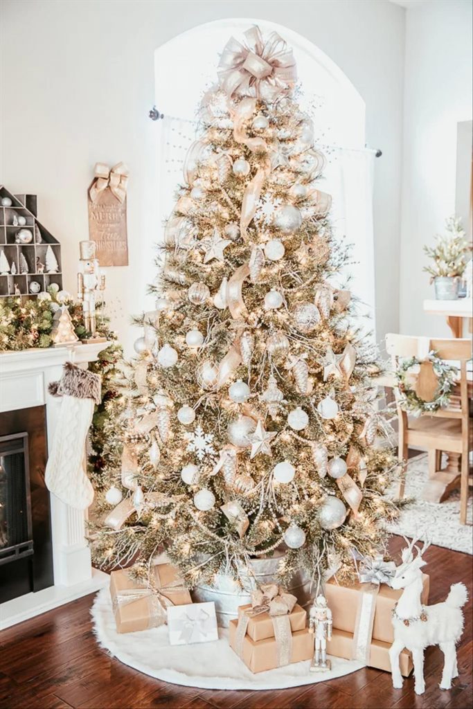 30 Classic Christmas tree ideas 2023 trends you'll love - Fashionsum