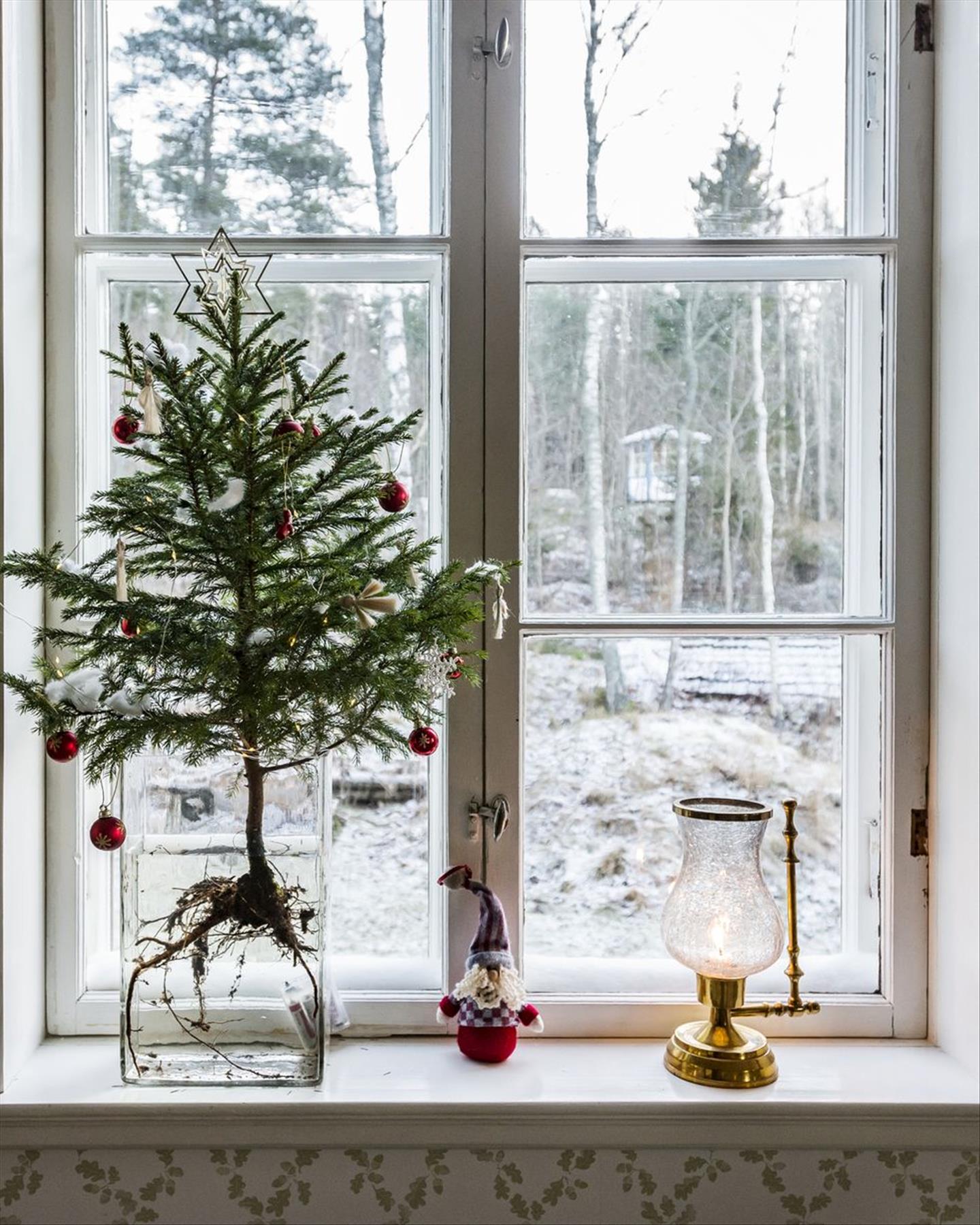 Festival Christmas window decor ideas for 2023 