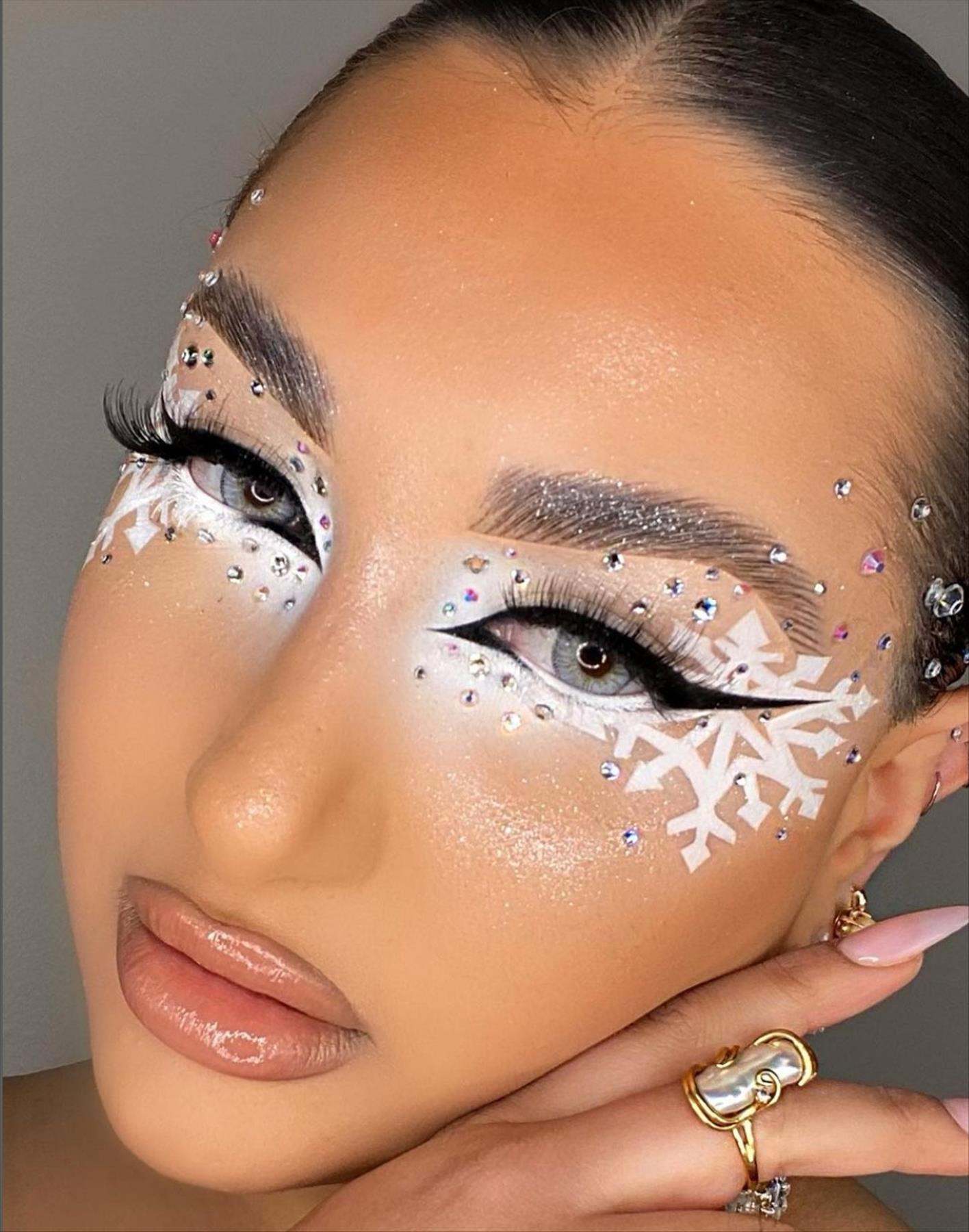 Stunning Christmas makeup looks and tutorials for beginners